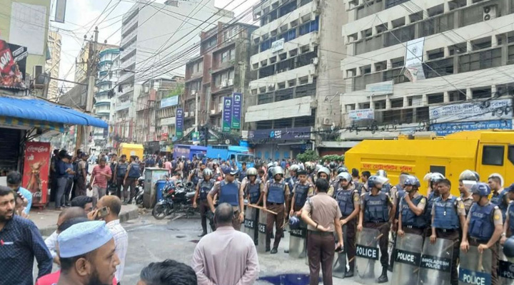 ইসলামী ব্যাংকের প্রধান কার্যালয়ের সামনে বিক্ষোভ, পুলিশের লাঠিচার্জ