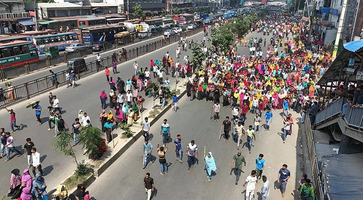 উত্তরায় পোশাকশ্রমিকদের সড়ক অবরোধ