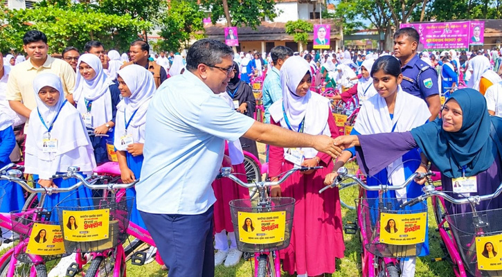 জাইমা রহমানের জন্মদিনে ৫৪৮ ছাত্রীর হাতে বাইসাইকেল