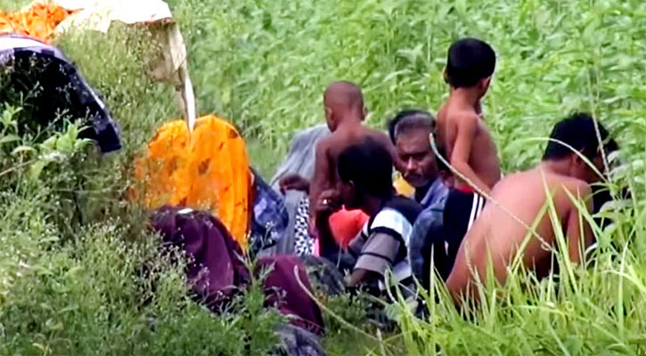 শূন্যরেখায় রাত  কাটল ঠেলে দেওয়া ১২ জনের