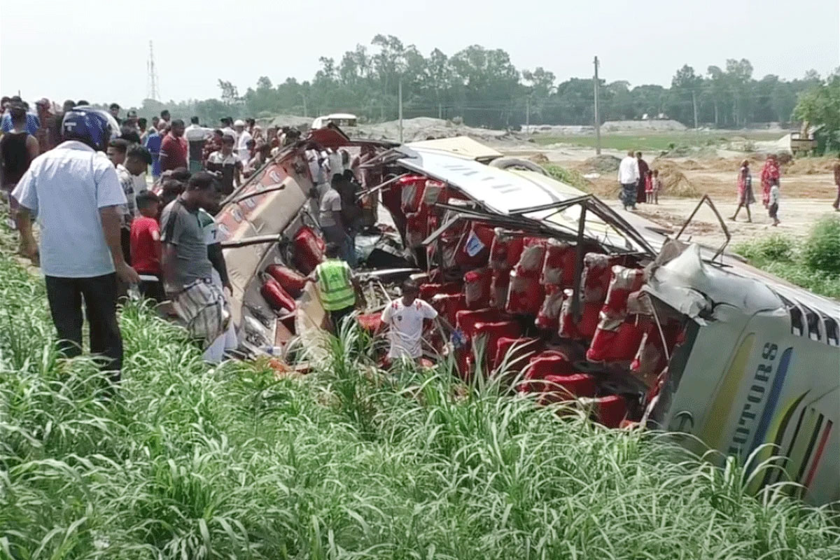 যমুনা সেতু মহাসড়কে বাস উল্টে খাদে, আহত ১৭