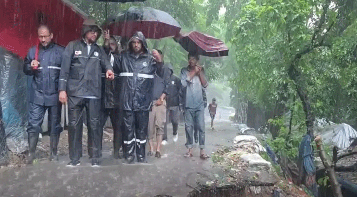পাহাড়ধসের ঝুঁকিতে থাকা বাসিন্দাদের   নিরাপদ স্থানে  সরে মেয়রের অনুরোধ