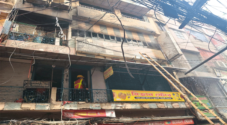চকবাজার খাজা মার্কেটে লাগা  আগুন নিয়ন্ত্রণে ৬টি ইউনিট