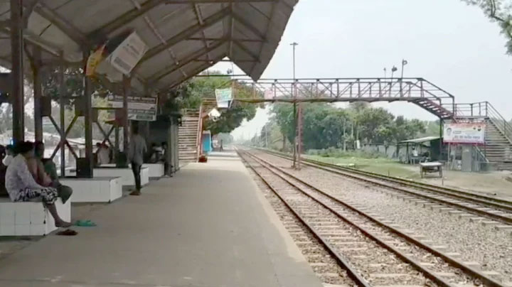 ছাদে ঝুঁকিপূর্ণ যাত্রার শেষ পরিণতি:  নাটোরে যাত্রীর করুণ মৃত্যু