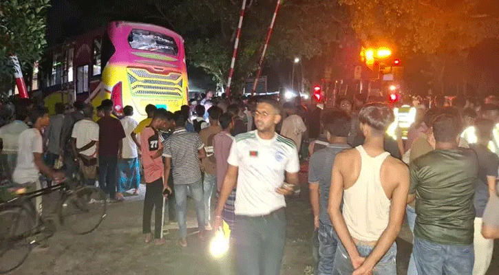 রাজবাড়িতে লেভেল ক্রসিংয়ে তিন গাড়িকে ট্রেন থেকে বিচ্ছিন্ন বগির ধাক্কা নিহত ২
