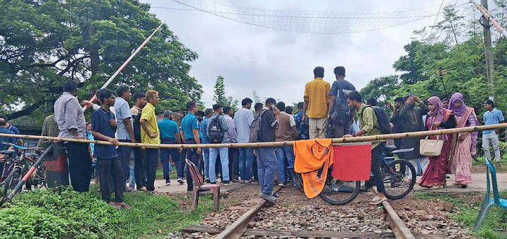 অবরোধে সারা দেশের সঙ্গে রেল যোগাযোগ বন্ধ