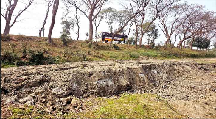 প্রসাশনের হস্তক্ষেপে বন্ধ হলো রাতের  আঁধারে সড়ক ও জনপথের মাটি কাটা