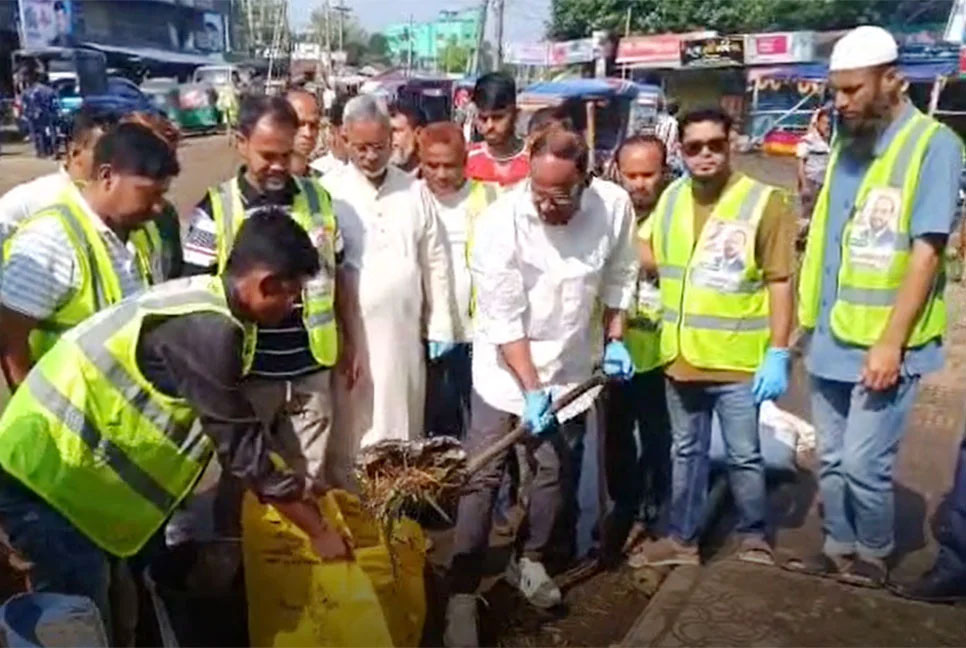 পশুর বর্জ্য  দ্রুত অপসারণে হাত লাগালেন প্রতিমন্ত্রী