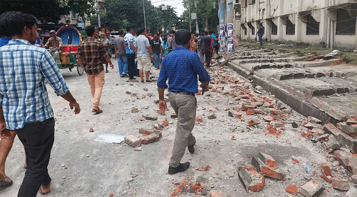 কলেজের দেয়াল ধসে  টিসিবির পণ্য নিতে  আসা ২ জনের মৃত্যু