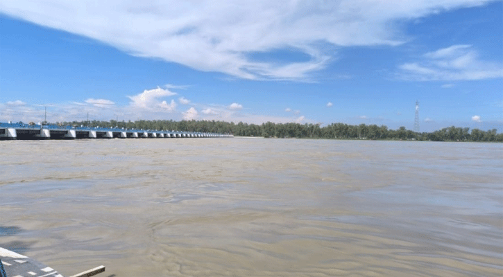 ভারতের  ঢলে তিস্তার পানি বিপদসীমা ছুঁই ছুঁই  খুলে দেওয়া হলো ৪৪ জলকপাট