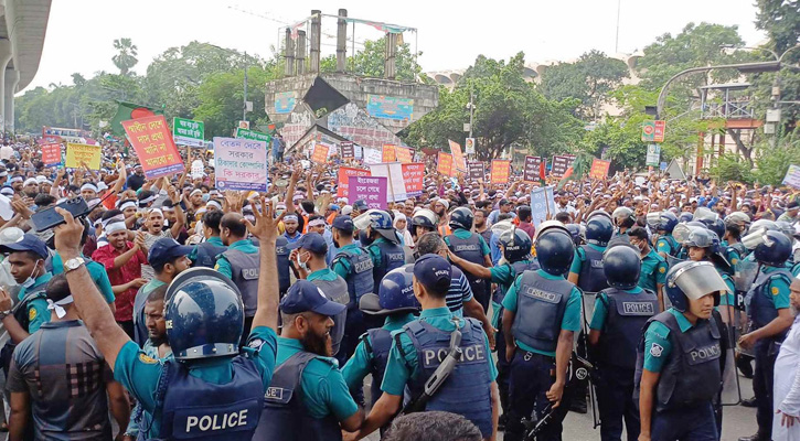 আউটসোর্সিং কর্মীদের শাহবাগ অবরোধ, তীব্র যানজট