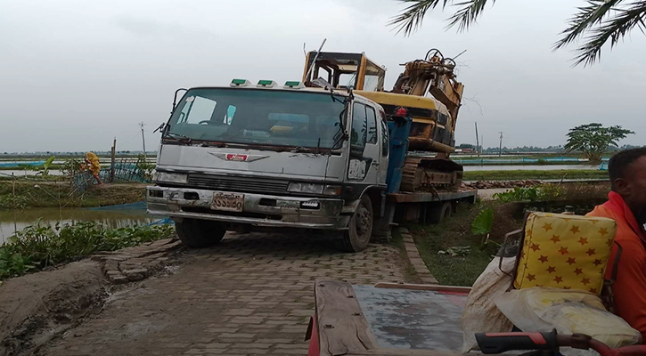 সাতক্ষীরায় ৯ দিন ধরে ট্রাক আটকে, দুর্ভোগে ১০ গ্রামের মানুষ