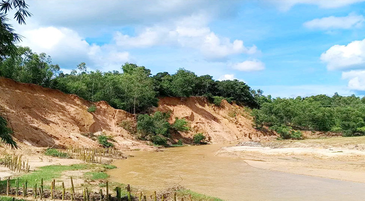পাহাড়ে অবৈধ বালি উত্তোলন, অভিযানেও থামছে না সিন্ডিকেট