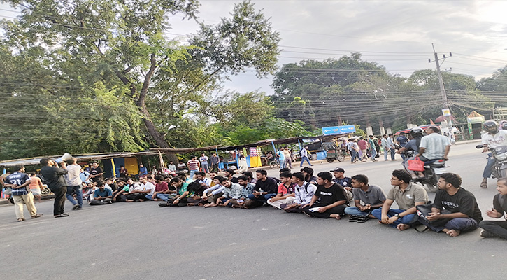 ঢাকায় শিক্ষার্থী নিপীড়নের প্রতিবাদে মহাসড়ক অবরোধ