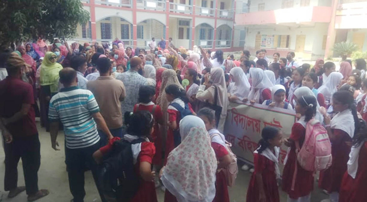 ছাত্রী শ্লীলতাহানি, শিক্ষকের বরখাস্তের দাবিতে বিক্ষোভ