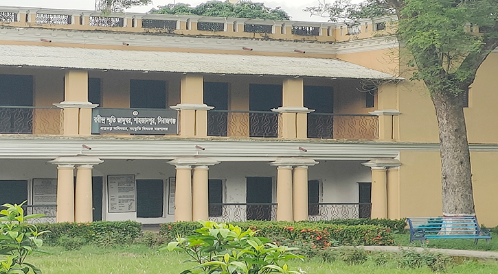 কালের সাক্ষী হয়ে দাঁড়িয়ে আছে শাহজাদপুরের রবীন্দ্র কুঠিবাড়ি