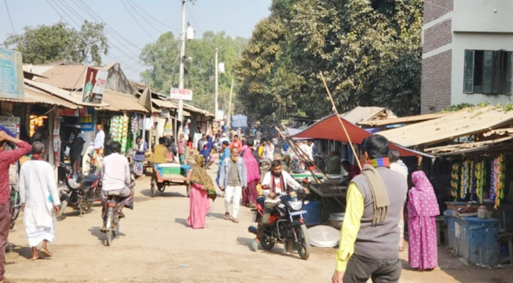 ঘোড়াঘাট ওসমানপুরে ফুটপাত দখল করে অবৈধ দোকানপাট, পথচারী ও যান চলাচলে ভোগান্তি