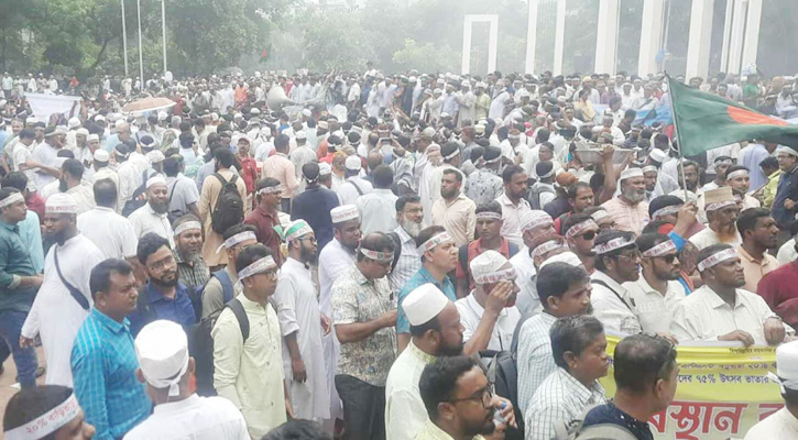 শাহবাগে অবরোধের প্রস্তুতি, শহীদ মিনারে বিপুলসংখ্যক শিক্ষকের অবস্থান
